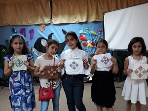 Пример участников социальной акции для Сирии - принимают дети